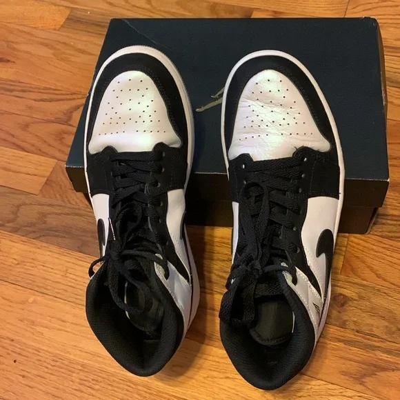 Selling Air Jordan 1 Mid SE ‘Diamond’. Size 8.5 Good condition Semi New. - Picture 2 of 11